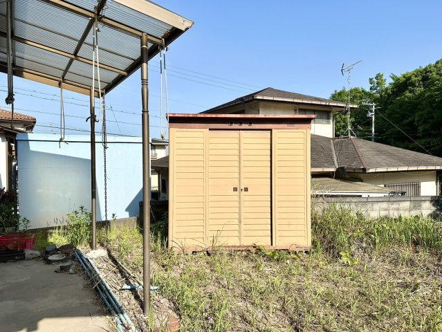 室外には物置があります。庭木のお手入れ用品や洗車用品、お子さまの遊び道具等室外で使用する道具を収納できます。室内にも1階や2階に押入れが多数あり、収納に困りません。