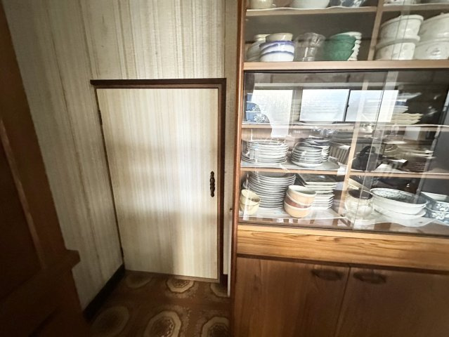 ダイニングキッチンには階段下収納が。ちょっとした収納スペースですが、掃除機といった掃除用品、ストック用品等室内に散らかることなく片づけることができます。キッチンには床下収納もありますよ。