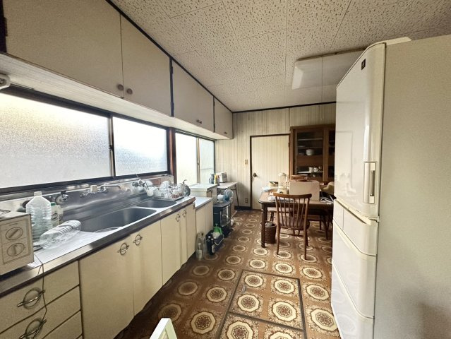 こちらのキッチンはダブルシンク。片方のシンクに水を張って食器のつけおき洗いや野菜を洗ったりできます。また、洗った食器の乾燥スペースに使用する、ふたりで洗い物ができるなど家事効率があがりますよ。
