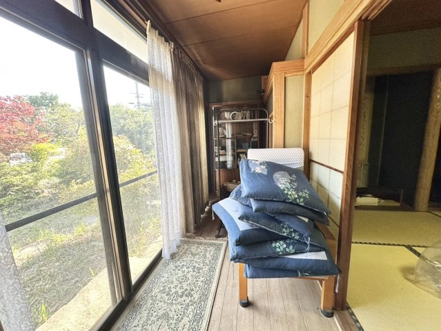 幅の広い縁側です。南向きの大きな窓から日差しが差し込み、日向ぼっこをしたりご家族様やご近所の方とのくつろぎのスペースとしてお使いいただけます。窓を開ければ気持ちのいい風が室内に吹き抜けます。