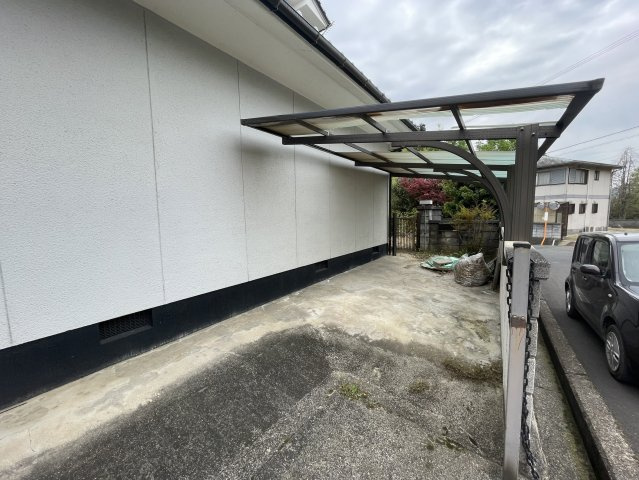 敷地の西側に奥行きのあるスペースがあり、駐車場として使用できます。カーポートがついており、雨天時のお車への出入りや荷物等が濡れずにすみます。自転車やバイク、三輪車等も置けますよ。2台可能（縦列）。