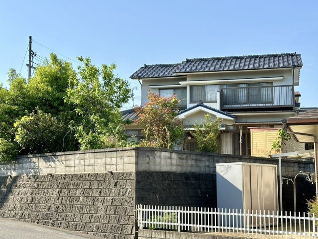南向きのベランダがあります。高台角地で前面に建物がありませんので、日が当たりやすく、ご家族様の寝具類やカーペット類を干してもよく乾きそうです。