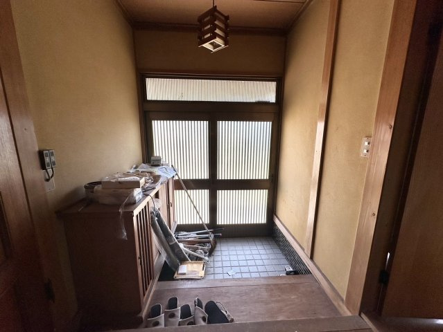 南向きの日の光がよく届く玄関です。シューズボックスがあるので靴が散らからず、すっきりとした空間でお客様を迎えることができます。シューズボックスの上部には物を飾ることもできおもてなしの空間が作れます。