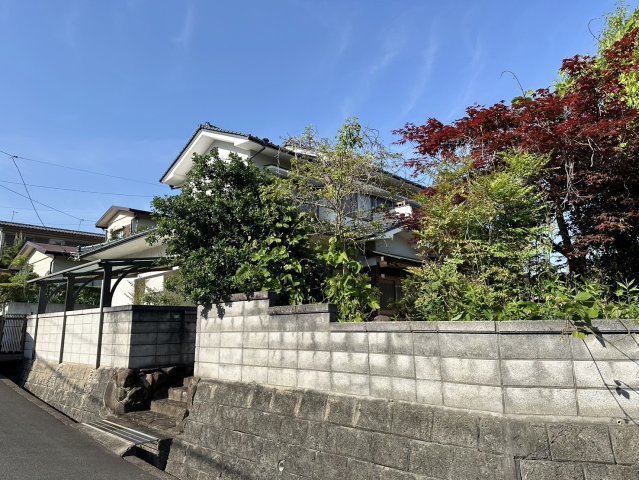 前面道路は角地の為2方向あります。西側、南側とも幅員約7.8mあり、お車で出入りするのに十分な広さがあります。また、高台にある住宅地の為、交通量も多くなく静かな住環境になっています。