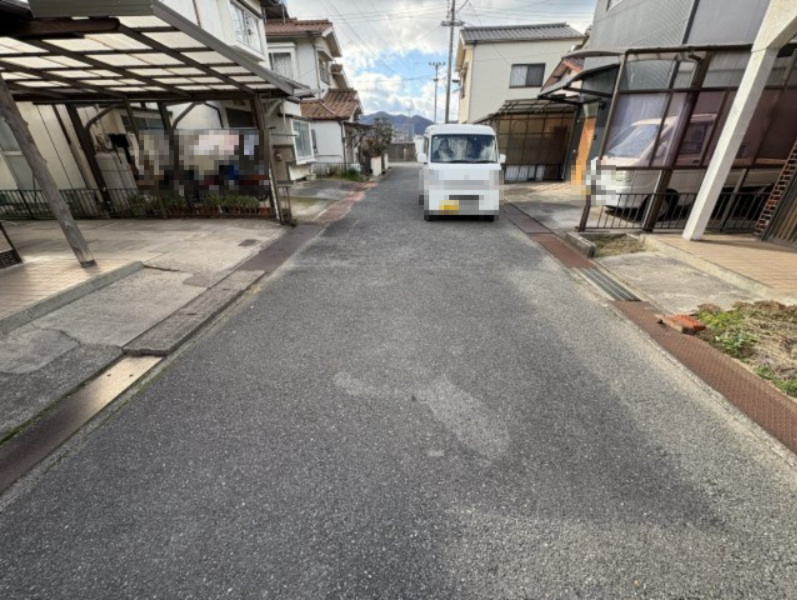 前面道路は幅にゆとりがあり車の出入りがしやすい落ち着いた住環境。交通量も比較的少なく日常の通行や駐車時も安心感があります。周辺は戸建住宅が建ち並ぶ静かな住宅街で、住環境を重視される方に適した立地です。