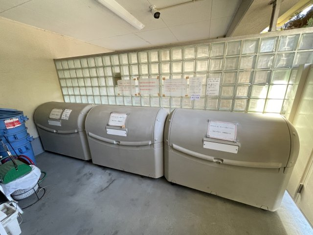 敷地内にゴミ捨て場もあり、忙しい朝も安心です。　