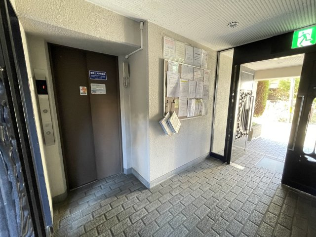 重たい荷物を持っていても、エレベーターがあれば安心です。　
