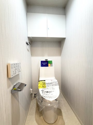 温水洗浄便座付きの清潔感あるトイレは、落ち着いた空間に。　
