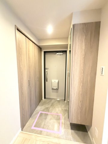 大きな鏡のついた玄関で、お出かけ前の身だしなみチェックもバッチリです。　　　