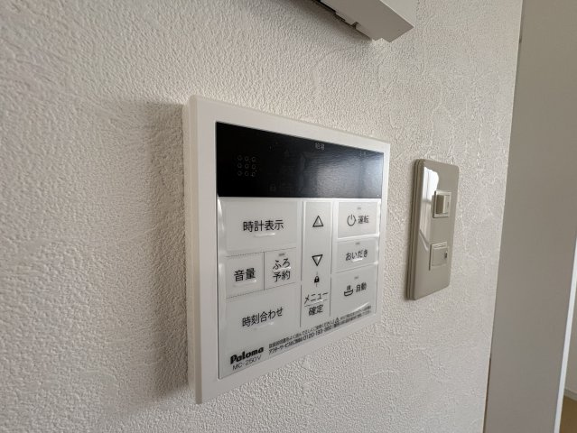 リフォームにより、キッチンや浴室の操作がしやすい給湯リモコンを設置。ワンタッチでお湯張りや温度調整ができ、毎日の入浴準備もスムーズに行えます。操作パネルも見やすく、初めての方でも直感的に使える設計。
