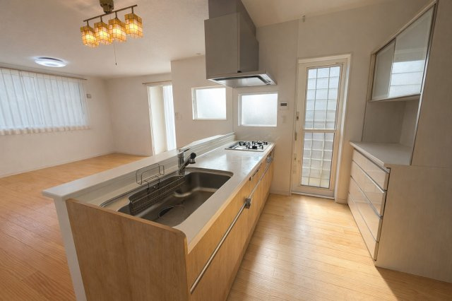 対面式キッチンを採用し、リビング全体を見渡せる安心設計。作業スペースが広く、シンクやコンロ周りもゆとりがあります。勝手口付きで換気やゴミ出しにも便利。収納力もあり、日々の家事をスムーズにサポートします