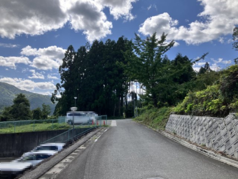 前面道路、右擁壁奥が対象物件です　