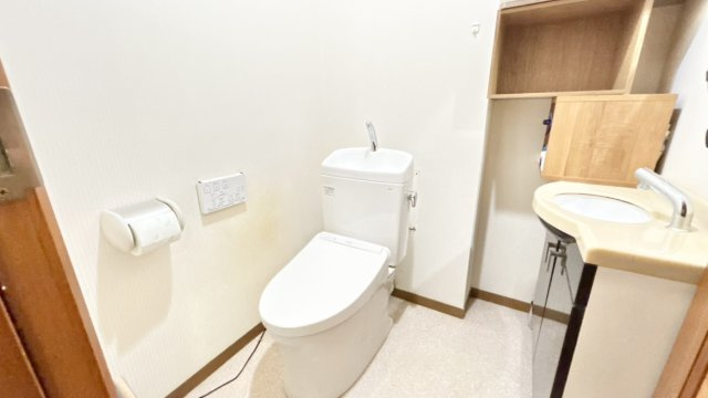 広々としたゆとりあるトイレです。来客時に嬉しい手洗器付きです。