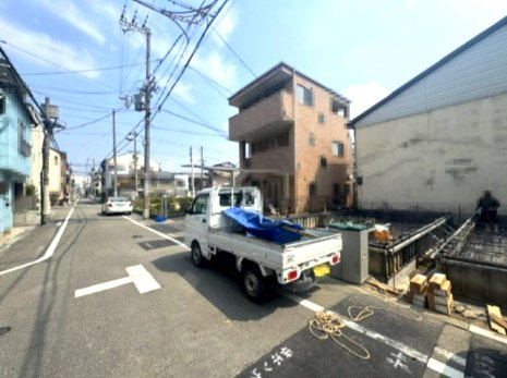 すぐそばには公園があり、自宅の庭感覚で遊びに出かけられ、お子様がいるご家族にもオススメです。(2026年3月30日撮影)
