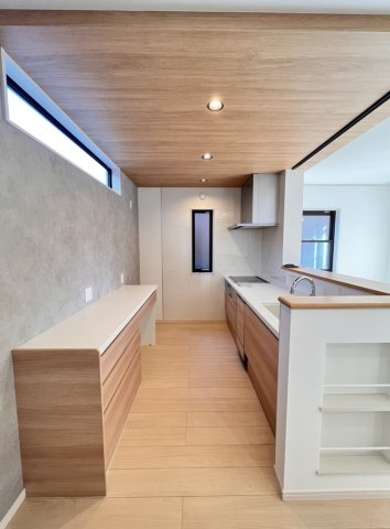 「土地だけではイメージしづらい方へ」　当社施工事例を参考に、建物プランもご提案可能です。　資金計画や間取りのご相談も承っております。　掲載の建物は当社施工例です。