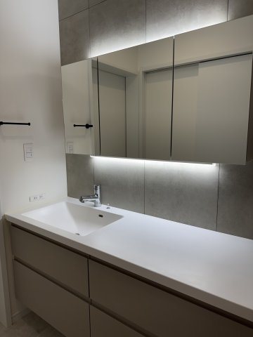 ご家族揃って身支度可能なゆとりの洗面室