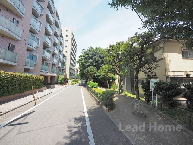 田園都市線「三軒茶屋」駅から徒歩約8分！緑豊かで綺麗に舗装された歩道が続き毎日のお出かけも快適です♪