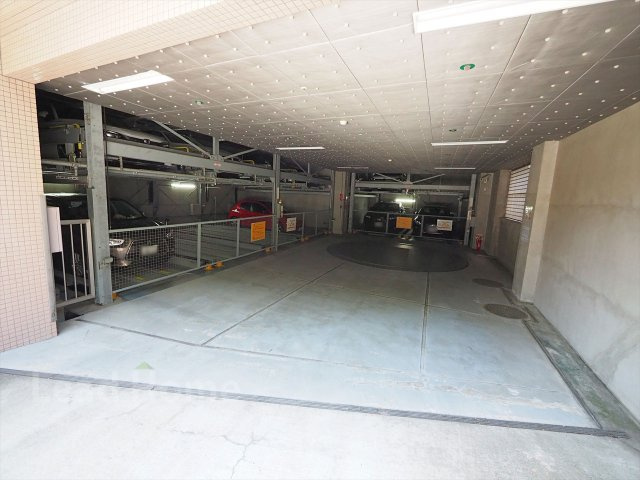 雨の日でも濡れずに落ち着いて乗り降りができる屋内駐車場です！空き状況はお気軽にお問い合わせください♪