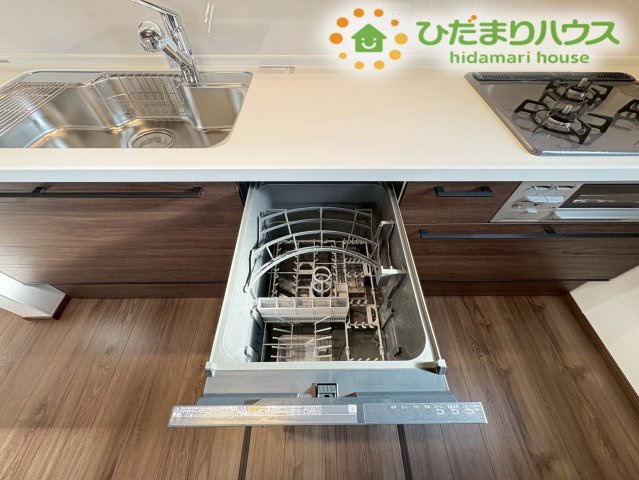 キッチンに内蔵された便利なスライドオープン式の食器洗い乾燥機です！食後の面倒な洗い物をまとめてすっきりと洗浄・乾燥してくれるため、家事の時間を大幅に短縮でき、家族で過ごすゆとりの時間を増やせます！