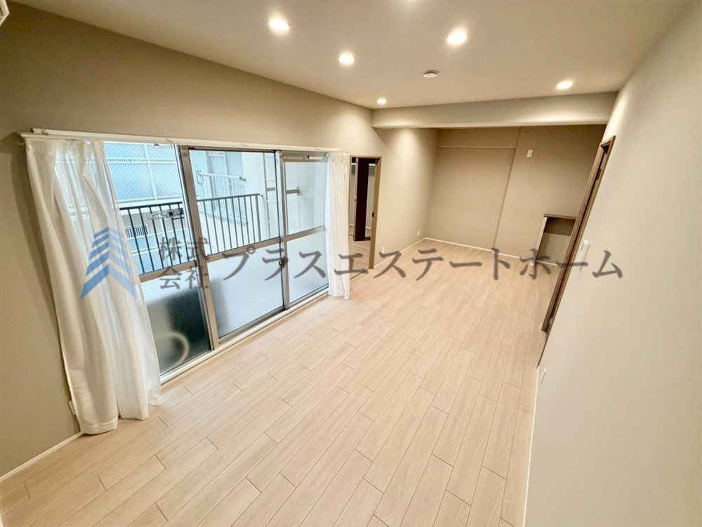 バルコニーから光が差し込むリビングです♪暖かい空間で家族団らんをお楽しみください♪