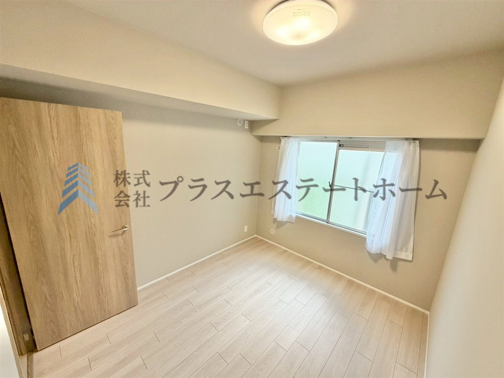 木目調のフローリング材でナチュラルな見た目のため暖かく落ち着いた雰囲気のお部屋です♪