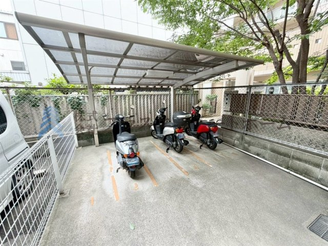 バイク置場にもしっかりとした屋根が設けられています♪