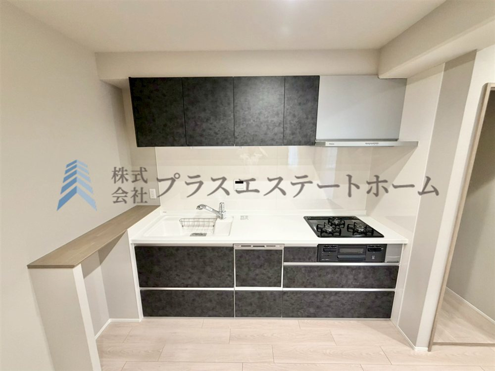 キッチン天板は白、収納扉は木調をセレクトし、優しい雰囲気を醸し出しています♪