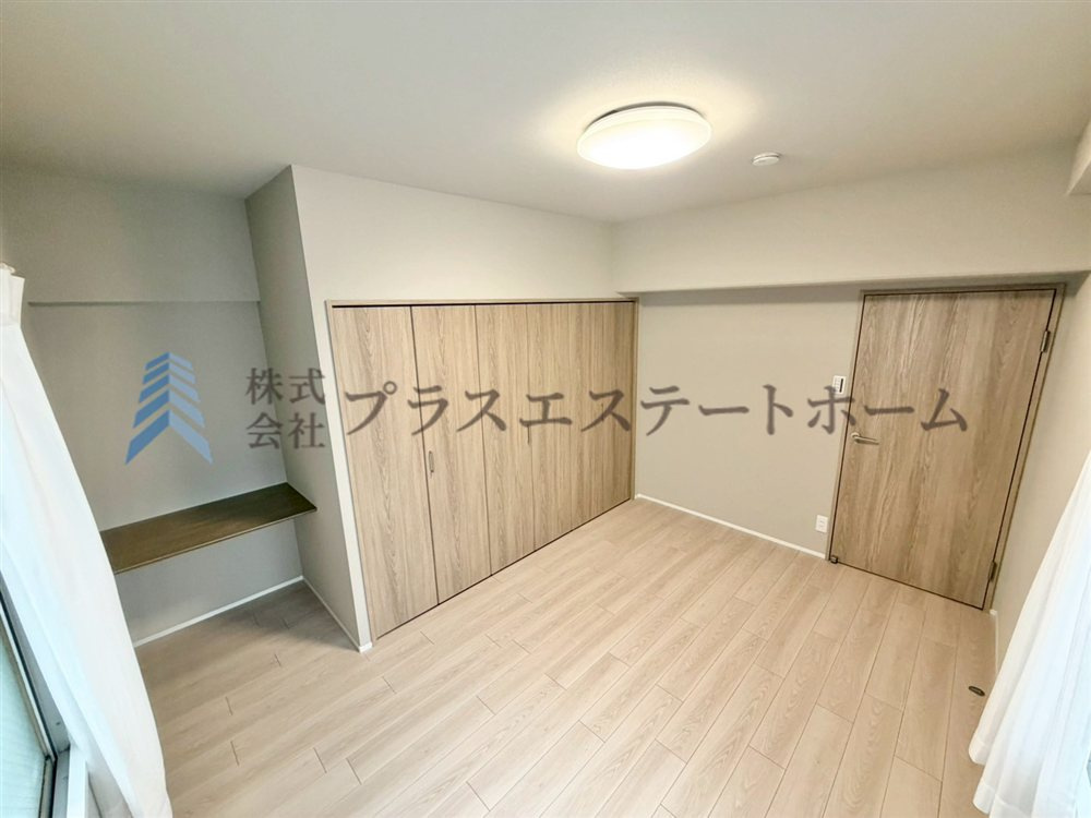 シンプルな洋室でお部屋のコーディネートが楽しめます♪お好みのスタイルに彩ってお気に入りの空間に♪