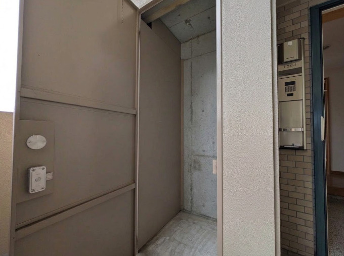 玄関横には専用の収納スペースを確保。室内に持ち込みにくいアウトドア用品や季節用品などの保管場所として活用できます。住戸のすぐそばに収納できる為必要な時に取り出しやすく室内をすっきり保つのにも役立ちます