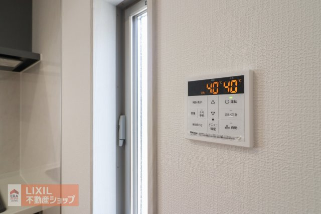 オートバスリモコンです。スイッチ1つで一定量の湯を浴槽に張ったり、保温や追い焚きをすることができるシステムが付いています。浴室以外からでも楽々操作が出来ます♪