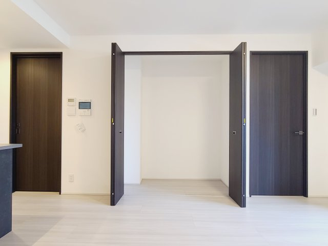 〇リビングには大型クローゼットがあり、ゆとりのある収納を完備しております♪お荷物の多い方には嬉しい設備です。