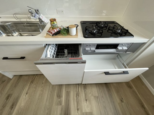3口コンロに食洗機付き。※設置されている家具・小物・照明はディスプレイ用です。