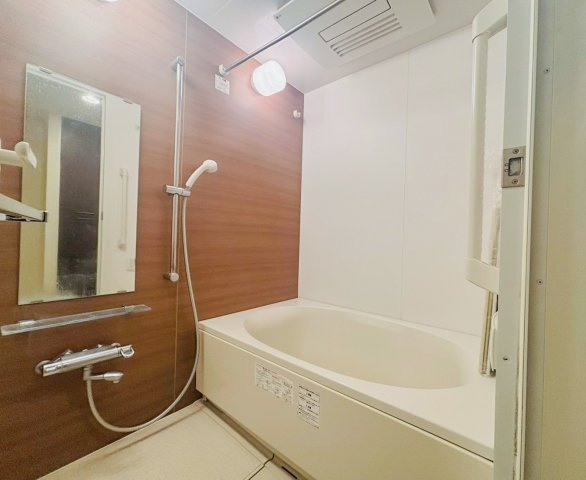 雨の日に嬉しい浴室暖房乾燥機付きのお風呂です。24時間換気もございます。　