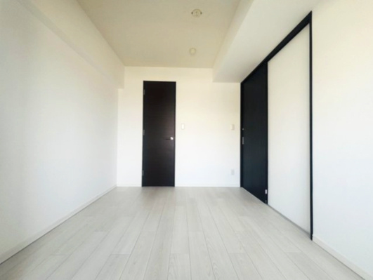 約6帖の洋室です。2026年7月リフォーム完了済のお部屋です！　WIC付きのお部屋です♪