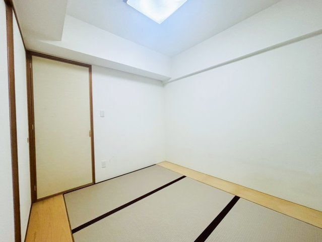 約4.5帖の和室です。畳は交換歴があります。　押入れがあるのも嬉しいですね♪