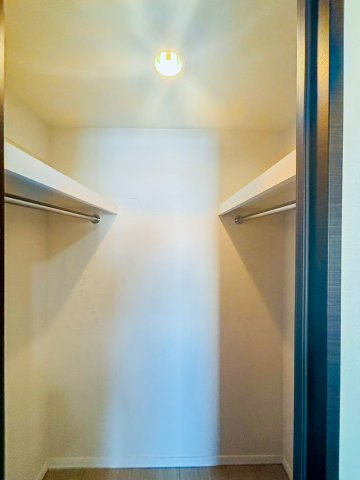 約6帖洋室にあるウォークインクローゼットです♪　お洋服が多い方も安心の収納力です。