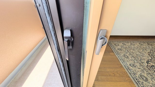 二重サッシで高断熱、高遮音です　サッシを閉めると車どおりが多い地域ですが外の音はほとんど聞こえません