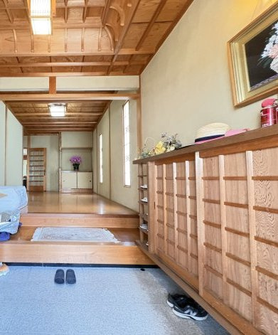 開放感ある広い玄関　格天井など趣向を凝らした造りです。