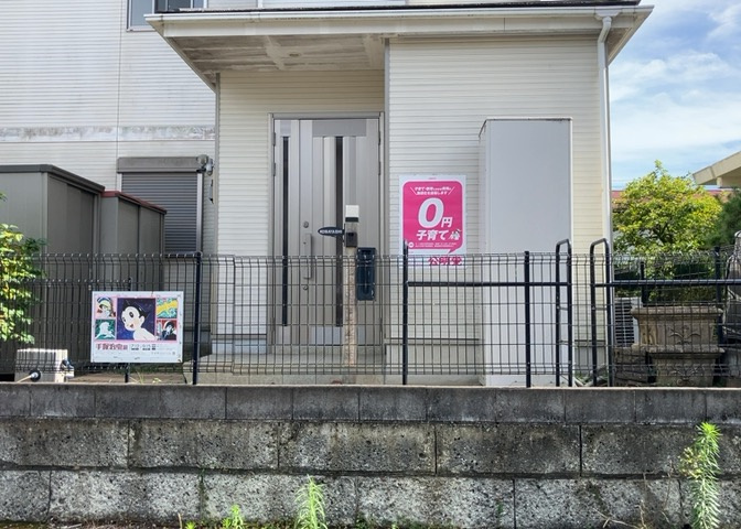 玄関は家の顔でもあり、家族以外の目にも止まる場所です。玄関は外との間を仕切る扉、靴などをしまっておく収納スペース、靴脱ぎのたたきスペース、来客とのやり取りをするドアホンなど複数のアイテムからなります。