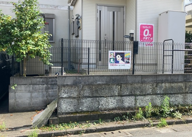 玄関ポーチにおいて最も重視すべきと言っても良いのが広さです。適切な広さの玄関ポーチでないと外見的なバランスは崩れてしまいますし、何より使いにくくなってしまいますので、現地で実際に下見をしてみましょう！