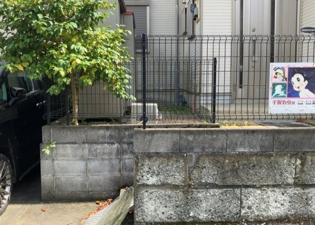 敷地内に散水栓や立水栓があると便利です。水道水を直接利用できるため、水を運ぶ手間を省くことが出来ます。大量の水を必要とする洗車作業や清掃などに役立ちます。その他設備とあわせて、現地でご確認ください。