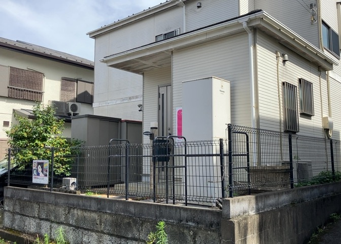 床下換気口は、床下に湿気がこもることを防ぎ、効果的に換気を行うために設置されています。床下換気口が設置されていない建物は、基礎パッキング工法などにより換気を行なっています。詳細は現地でご確認ください。