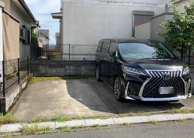 車一台あたりに必要なスペースは、標準サイズの普通自動車で横幅2m50cm、長さ5mは必要になります。ただし、乗降のことも考慮して横幅3m30cm、長さ5m50cmほどは確保できるところを選びましょう。