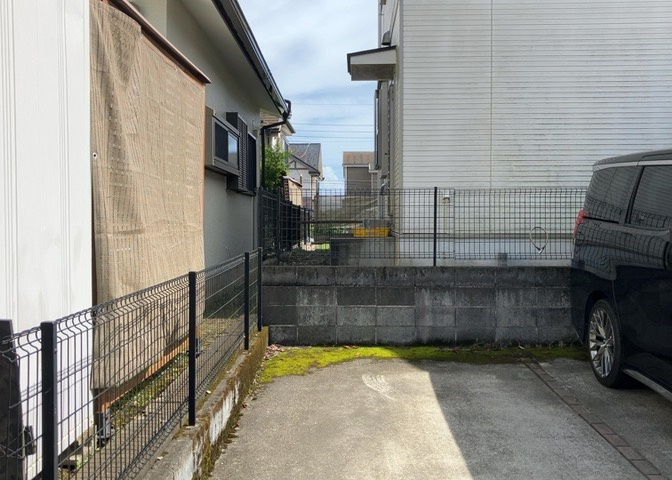 庭のある家に住むことのメリットとして、子どもたちの遊び場を確保できること、ガーデニングや家庭菜園を楽しめること、明るさを確保できることがあります。また、配置を工夫することでプライバシーが確保できます。