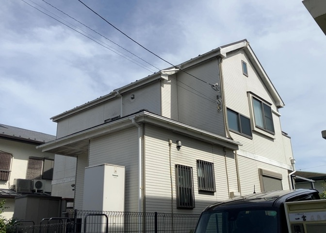 バルコニーは、建物内から室外へ楽に出入りできる便利なスペースです。また、バルコニーには手すりを付けることが義務付けられており、手すりの高さは110cm以上で施工することが建築基準法で定められています。