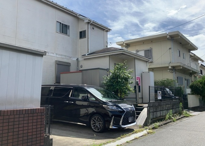 住宅用の土地では前面道路に2m以上接していなければならないと法律で定められています。しかし、お持ちの車のサイズやライフスタイルなどにより、2mでは利便が悪い場合もございますので、事前に確認しましょう。