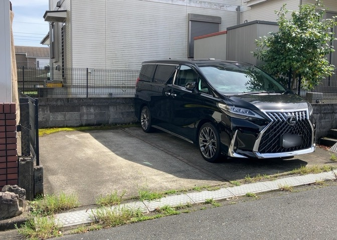 駐車場と明記されていても、最小スペースでつくられた駐車場だと大型車は駐車できなかったり、出入りしにくくなったりする可能性があります。お車のサイズと購入したい物件の駐車場のサイズを現地で確認しましょう。