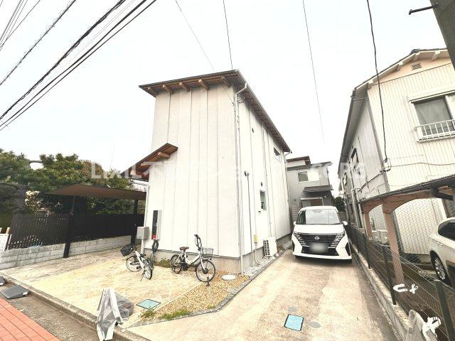 ゆったりとした駐車スペースがございますので、大きめのお車でも駐車可能です。