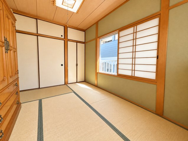 2階に設けられた6帖の和室。窓から自然光を取り込みやすく畳ならではの落ち着いた雰囲気が感じられる一室。押入が備わっているため布団などの収納にも便利。寝室や客間くつろぎのスペースなど幅広く活用できます。