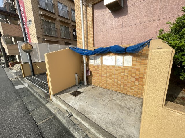 ゴミ捨て場になります。